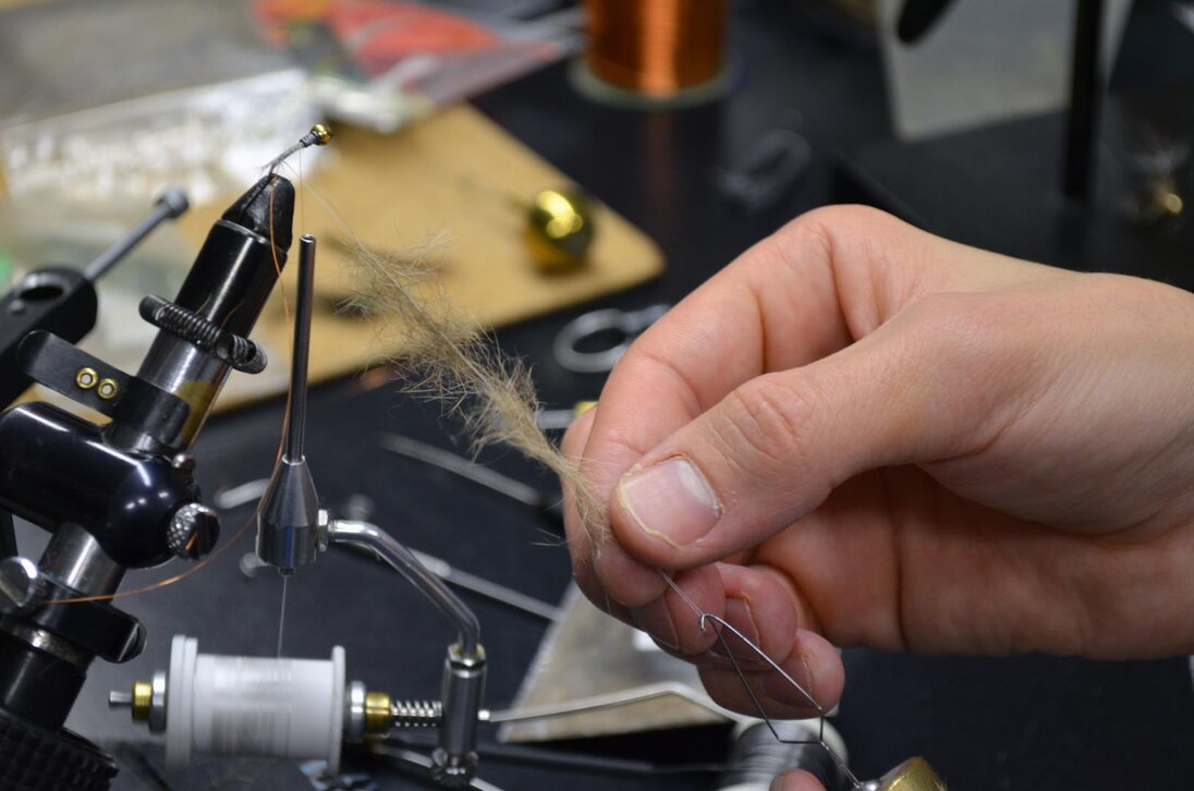 Morsa da costruzione mosche con materiali sul banco