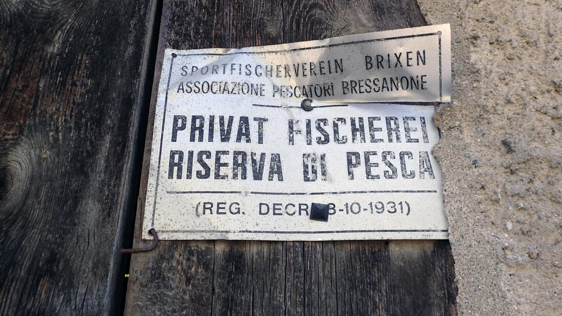 Riva riserva pescatori con cartello