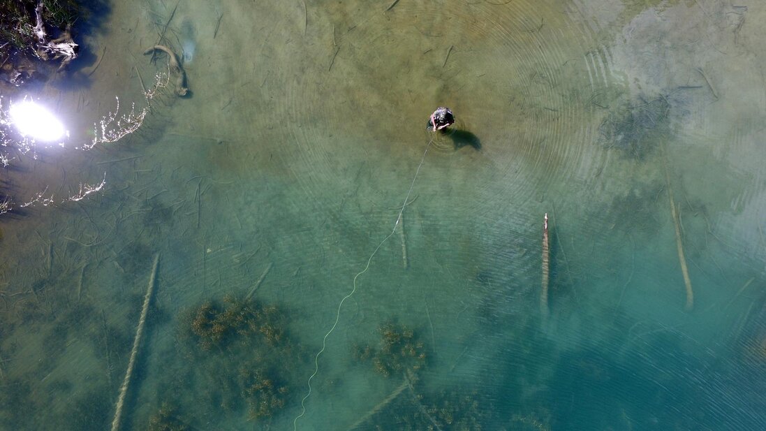 Telecamera che riprende un lancio a mosca sul fiume