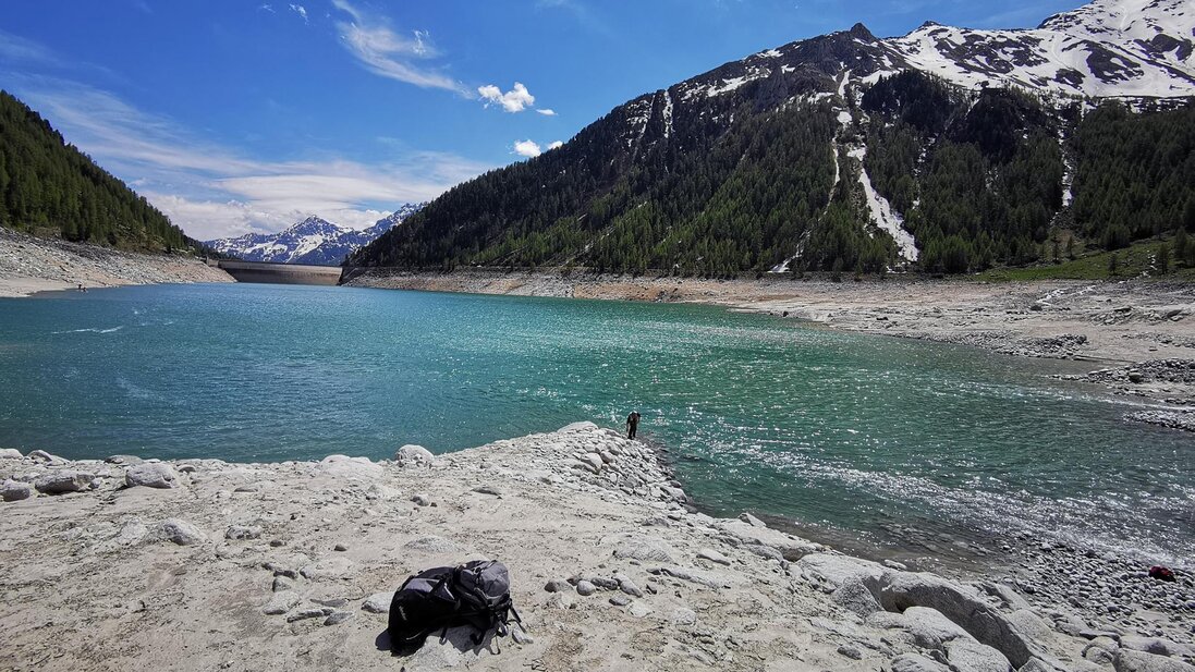 Lago alpino con monti sullo sfondo
