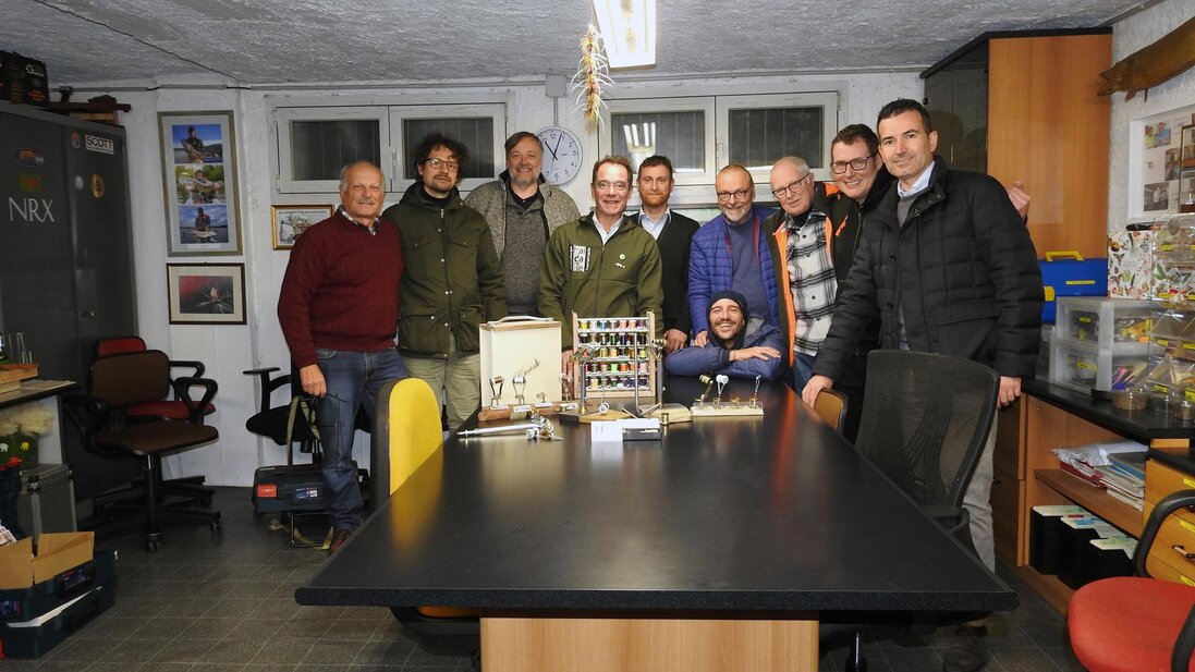 Riviste di pesca a mosca aperte su un tavolo